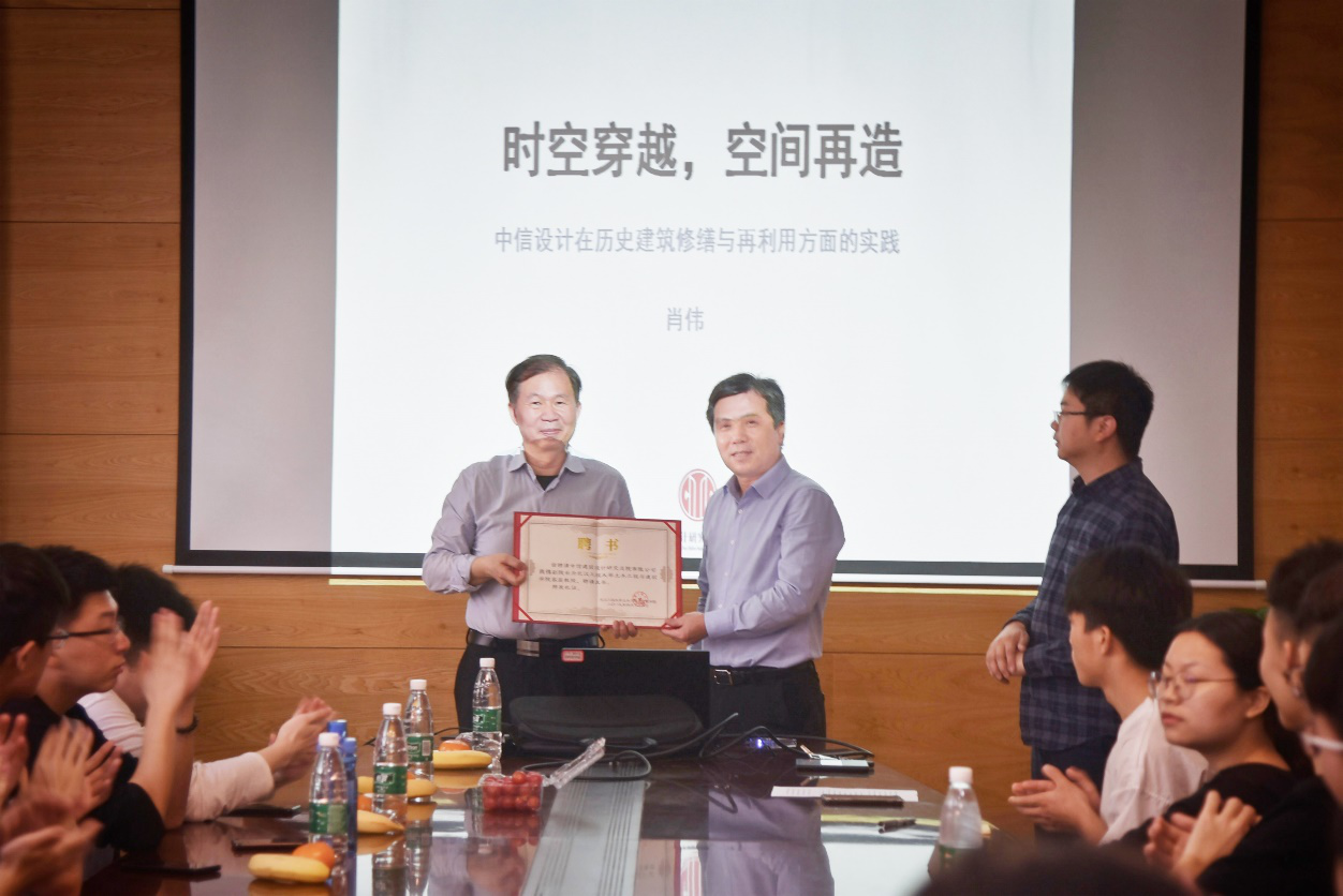 图左一中信建筑副经理肖伟、左二william威廉中文官网经理卢海林